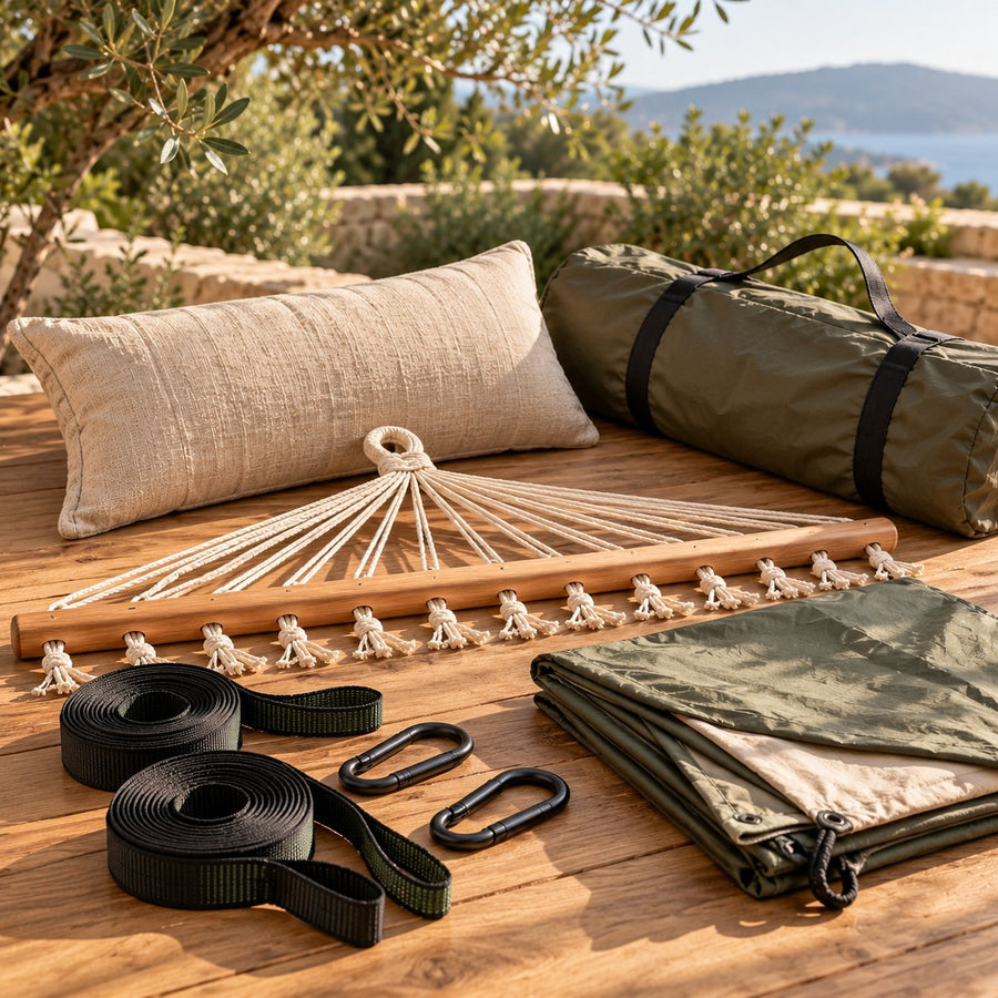 Accessoires de hamac rangés sur une table en chêne