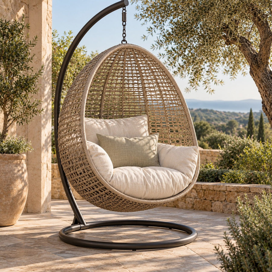 Fauteuil suspendu d'extérieur sur une terrasse en pierre près d'un olivier