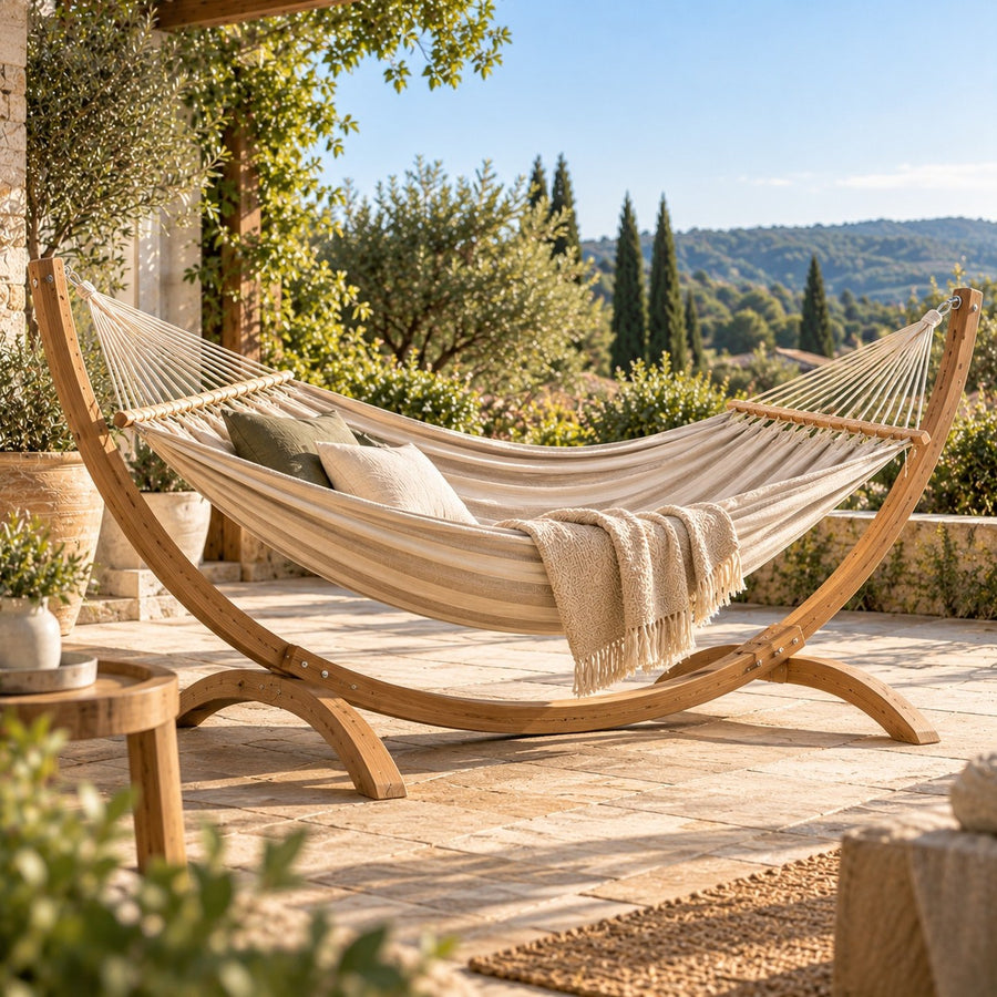 Hamac avec son support en bois sur une terrasse ensoleillée