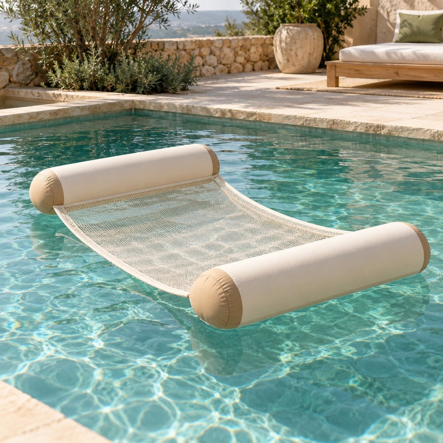 Hamac gonflable flottant sur une piscine calme