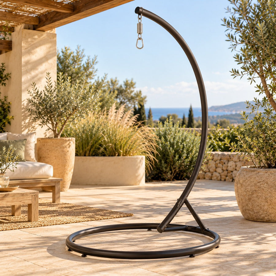 Support de fauteuil suspendu en acier sur un patio