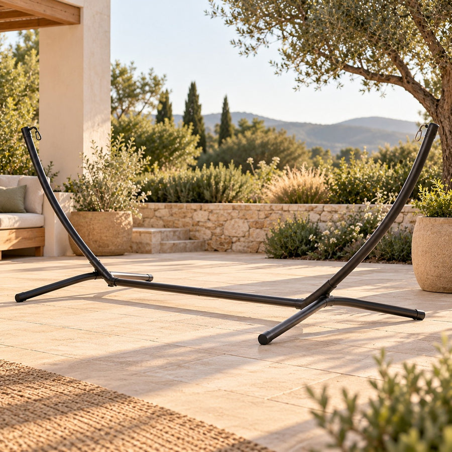 Support de hamac en métal sur une terrasse en pierre